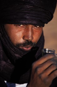 Libya, region of the desert, Fezzan (Sahara), a Tuareg in traditional costume drinking mint tea