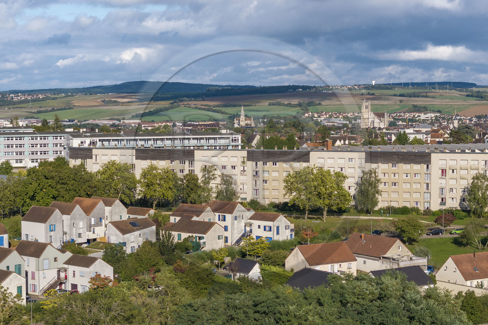 France, Yonne (89), Auxerre, éco-quartier des Brichères sur les Hauts d'Auxerre et la cathédrale Saint-Etienne en arrière plan (vue aérienne)