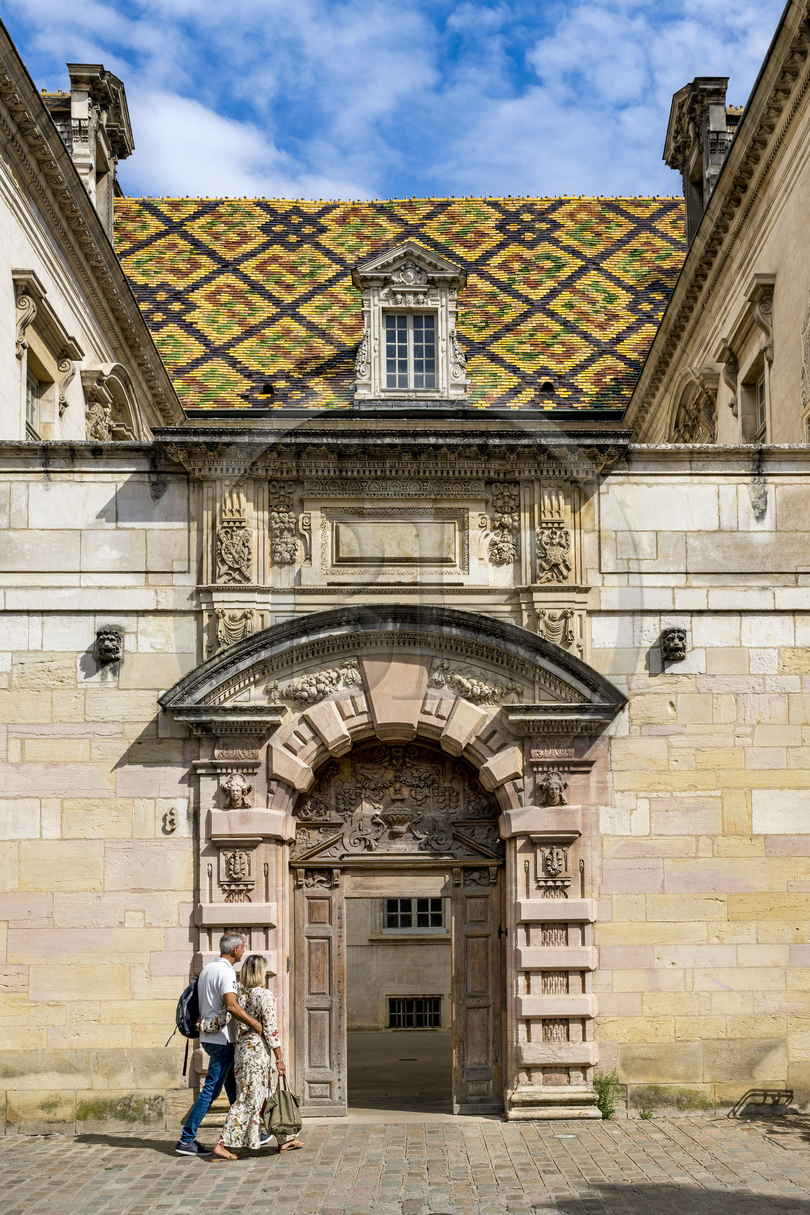 France, Côte-d'Or (21), Dijon, zone classée Patrimoine Mondial de l'UNESCO, l'Hotel de Vogüé avec son toit coloré en tuiles vernissées rue de la chouette