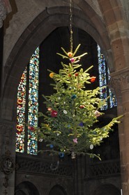 France, Bas Rhin (67), Selestat, sapin de Noel suspendu dans la nef de l'Eglise Saint-Georges