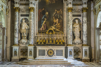 France, Seine-et-Marne (77), Fontainebleau, chateau de Fontainebleau, classé Patrimoine Mondial par l'UNESCO, chapelle de le Trinité, statue du roi Henri IV à gauche et du roi Louis XIII à droite du maitre-autel