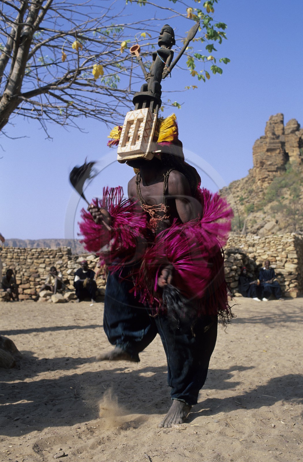 Mali, pays Dogon, falaise de Bandiagara classée Patrimoine Mondial de l'UNESCO, danses du Dama (lever de deuil) au village de Tereli, masque satimbe