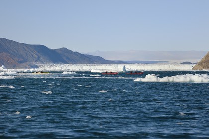 Groenland, cote ouest, baie de Disko, baie de Quervain, kayaks progressant au milieu des icebergs, le glacier Kangilerngata sermia en arrière plan