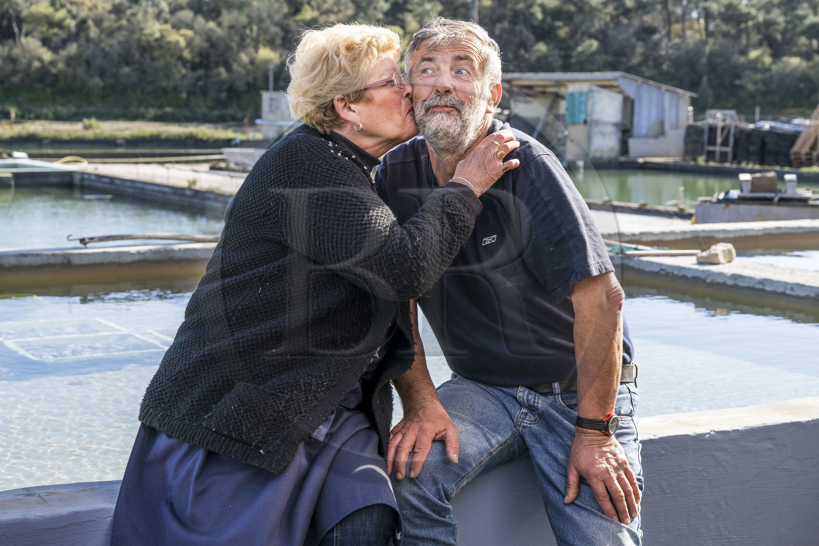 France, Vendée (85), Talmont-Saint-Hilaire, port du village d'ostréiculteurs de la Guittière dans l'estuaire du Payré, l'ostréiculteur Patrick Guyau et son épouse