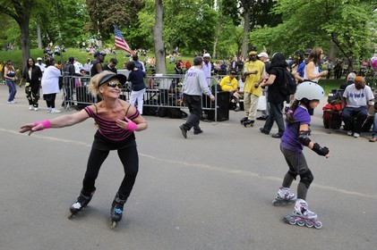 United States, New York City, Manhattan, Central Park, dance skaters