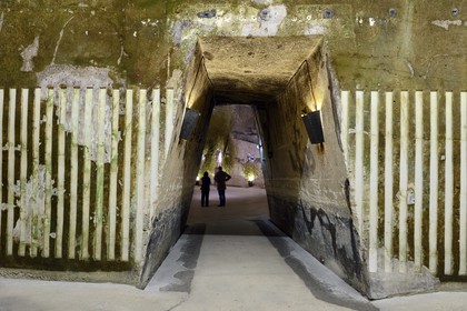 France, Marne (51), Reims le champagne, les caves du Domaine Pommery, Ecrire la craie, bas relief, travail in situ (2007) de Daniel Buren