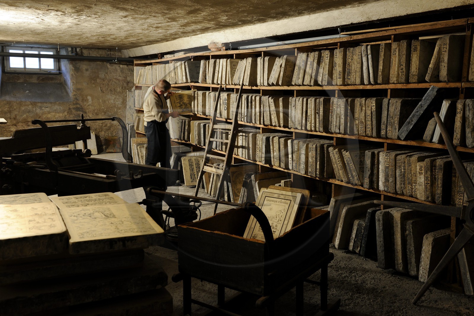 France, Vosges (88), Epinal, Cité de l’Image, Imagerie d’Epinal, un peu plus de 10 000 pierres utilisées pour la lithographie sont classées dans la cave aux pierres