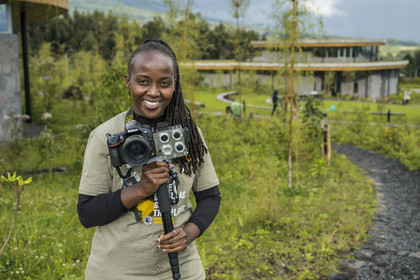 Rwanda, Province du Nord, District de Musanze (Ruhengeri), Kinigi, Campus Ellen DeGeneres du Dian Fossey Gorilla Fund, la zoologiste rwandaise Nadia Niyonizeye armée de son appareil photo équipé d'un laser pour étudier l’évolution de la croissance des gorilles sur le terrain