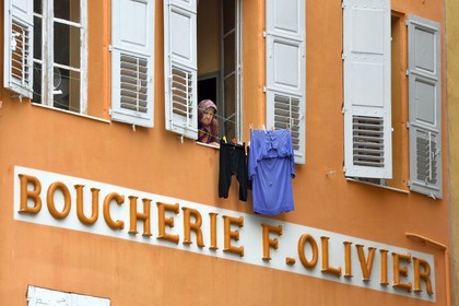 France, Alpes-Maritimes (06), Grasse, facade de boucherie sur la place aux Aires