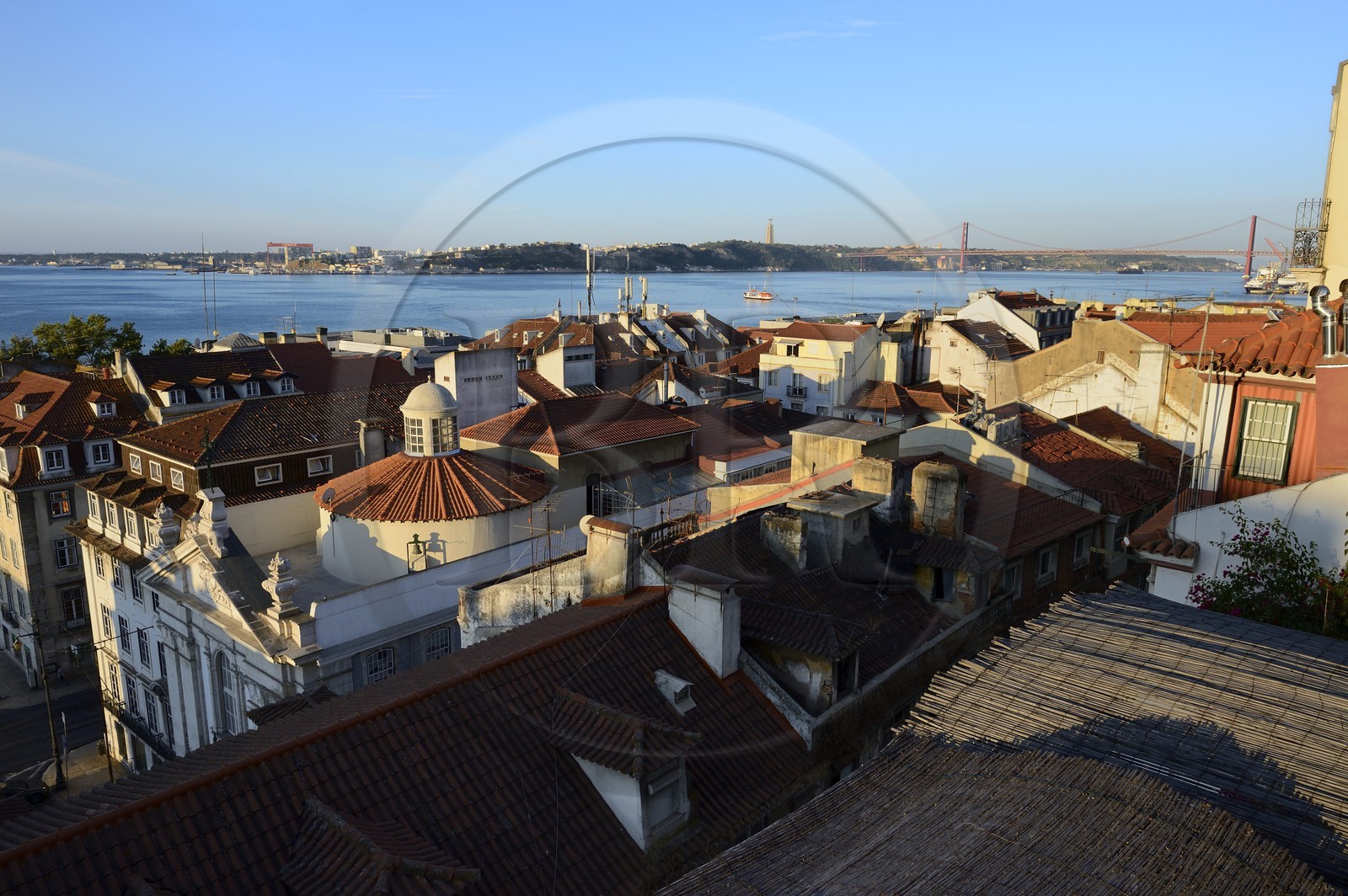 Portugal, Lisbonne, quartier du Chiado, vue sur la rive sud du Tage et le pont du 25 de Abril