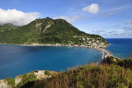Caraïbes, Ile de la Dominique, la baie de Soufrière et le village Scotts Head depuis la péninsule de Cachacrou