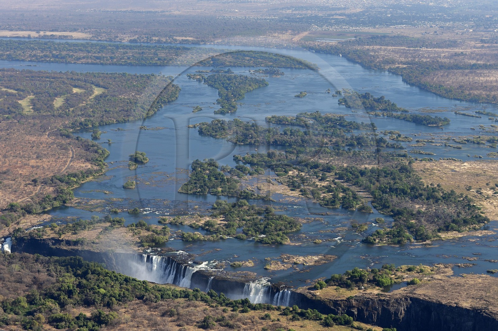 Zimbabwe, province de Matabeleland septentrional, fleuve Zambèze, les Chutes Victoria, classées Patrimoine Mondial de l'UNESCO (vue aérienne)