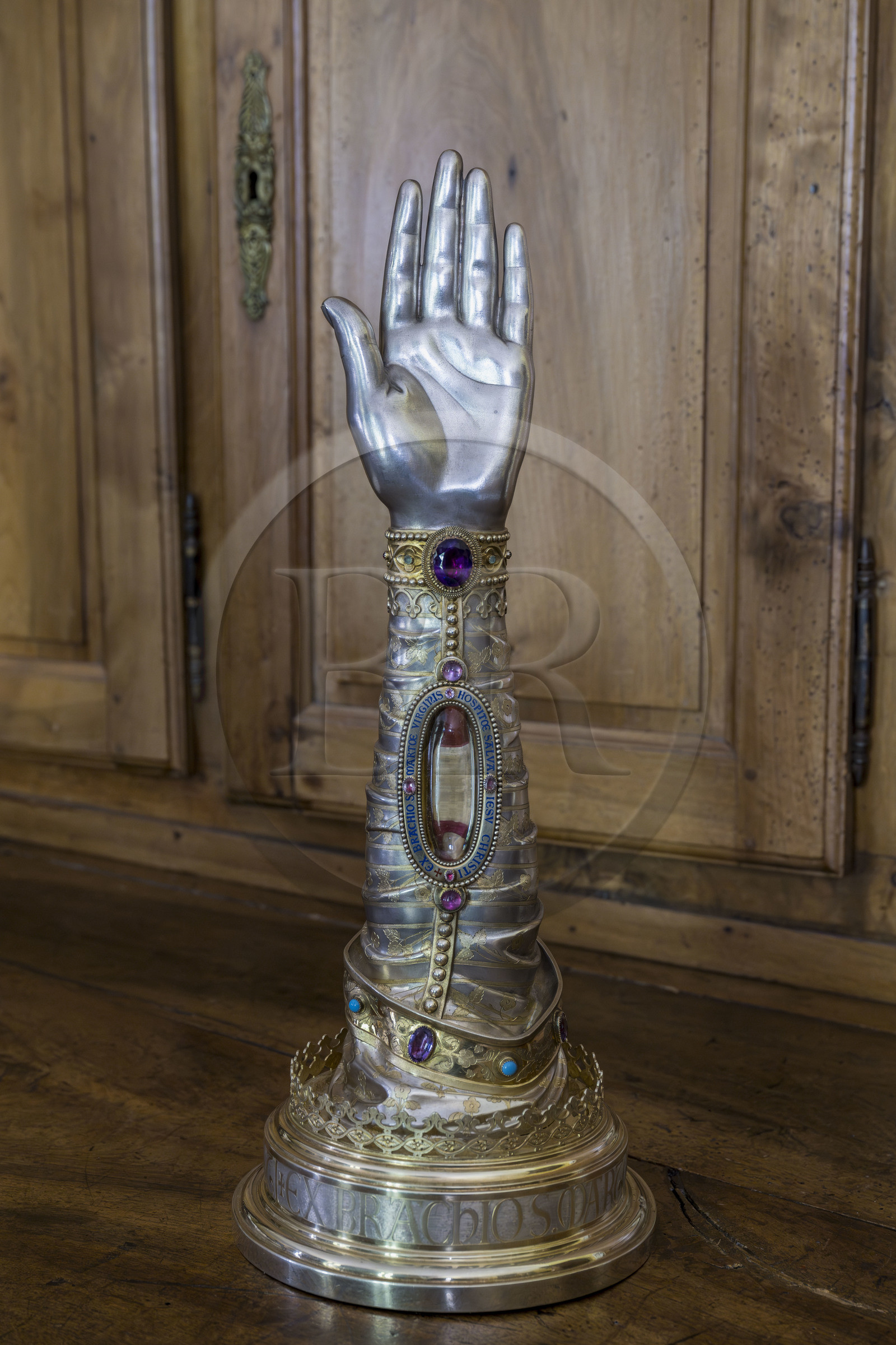 France, Bouches-du-Rhône (13), Tarascon, la collégiale royale Sainte-Marthe érigée aux XIe et XIIe siècles, bras-reliquaire de Sainte Marthe