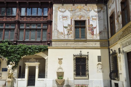 Roumanie, Valachie, Sinaia, château de Peles ancienne résidence royale édifiée de 1875 à 1883 pour le roi Carol Ier de Roumanie, peintures murales de la cour interieure
