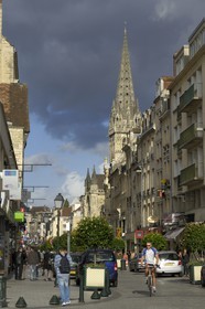 France, Calvados (14), Caen, rue et église Saint-Pierre