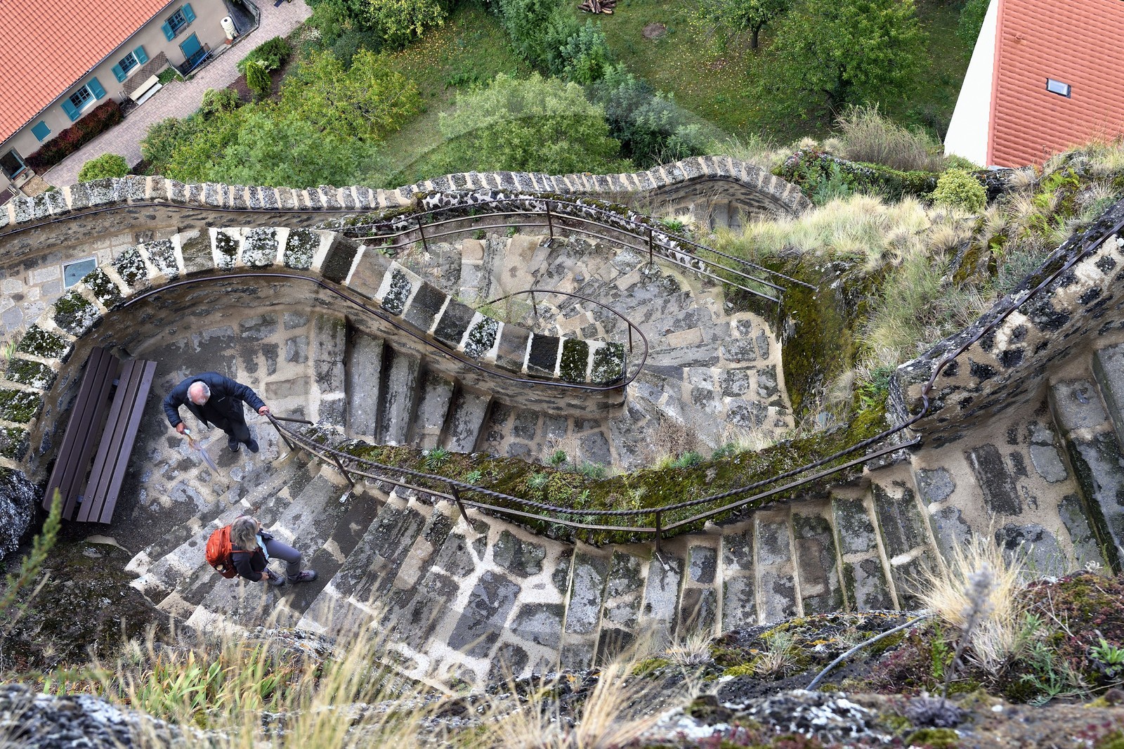 France, Haute-Loire (43), Aiguilhe, commune limitrophe du Puy-en-Velay, étape classée Patrimoine Mondial de l'UNESCO dans le cadre des chemins de Compostelle, escalier d'accès à la Chapelle Saint-Michel d'Aiguilhe de 268 marches