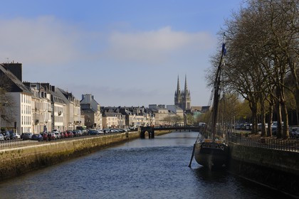 France, Finistère (29), Quimper, les rives de l'Odet et la cathédrale Saint-Corentin
