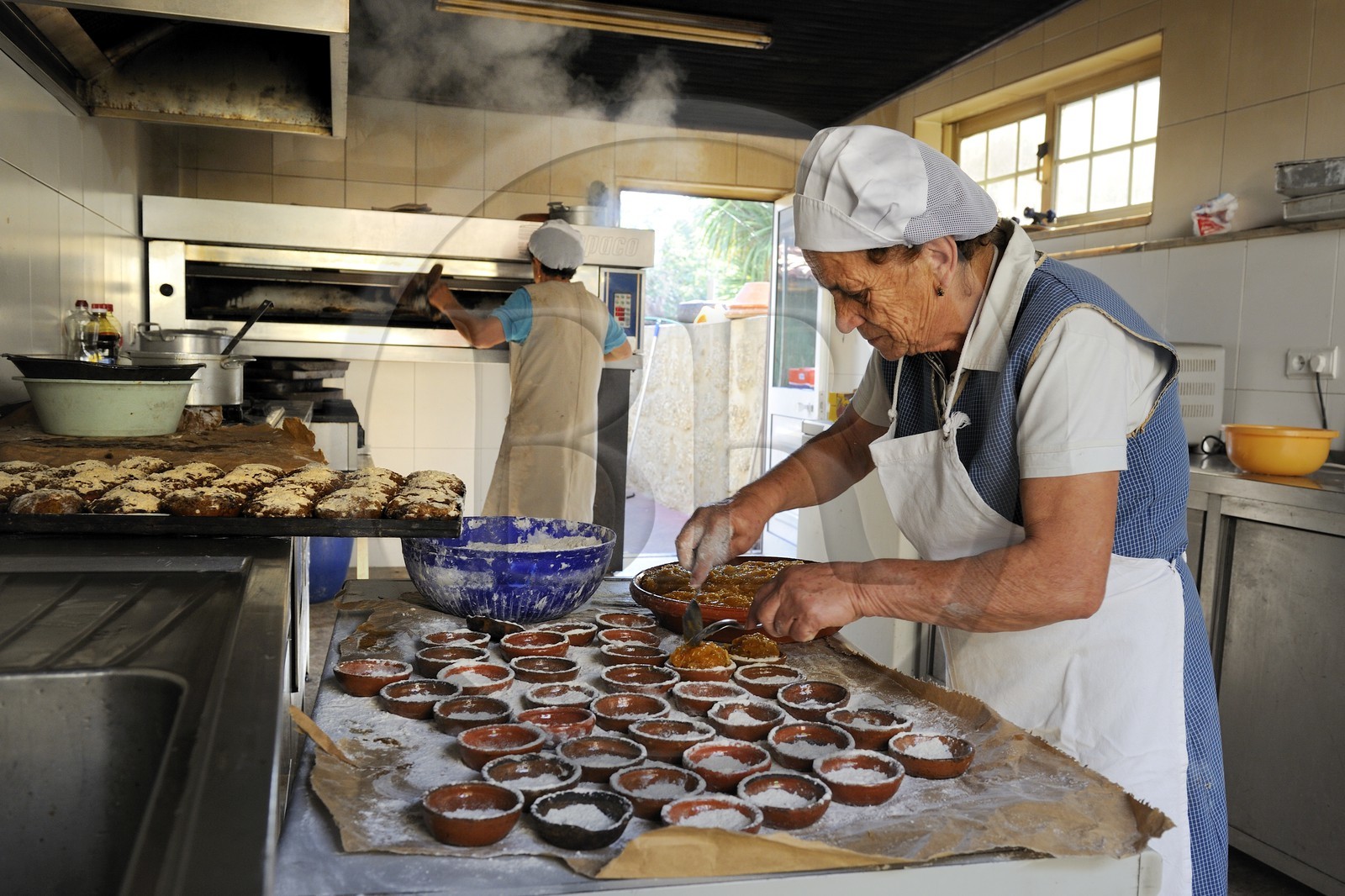 Portugal, région du Minho, Guimaraes, patisserie Casa Costinhas, Vira Costinhas perpétue la tradition avec ses duces régionales (pâtisseries conventuelles) dont la recette secrète reste bien gardée