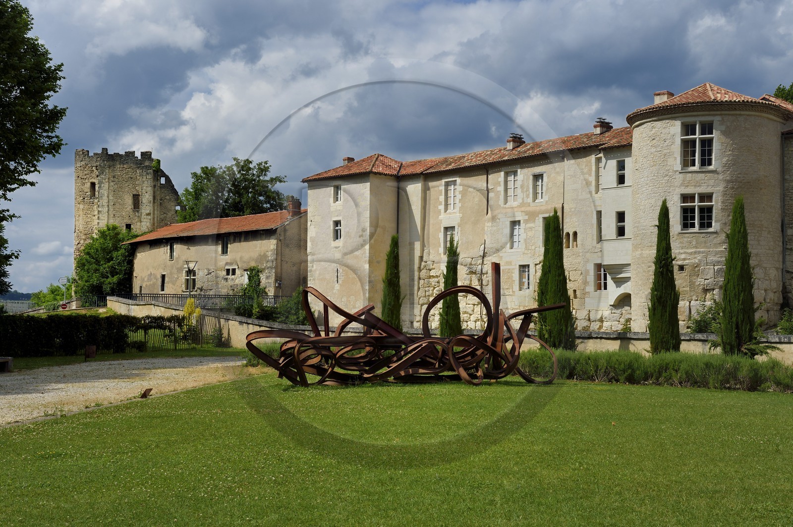 France, Dordogne (24), Périgord Blanc, Périgueux, quartier de la Cité dit de Vésone, jardins du musée Vesunna et maisons sur les remparts, les ruines du chateau Barrière en arrière plan