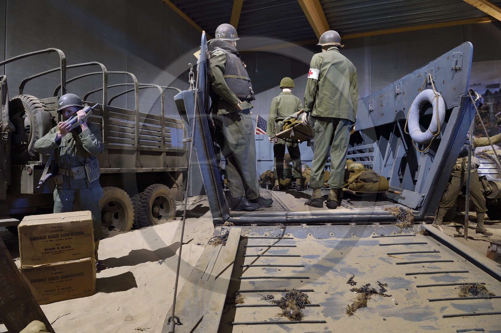 France, Calvados (14), Colleville-sur-Mer, Overlord-Museum, Normandy 44, collection américaine à l'intérieur du musée, péniche de débarquement américaine