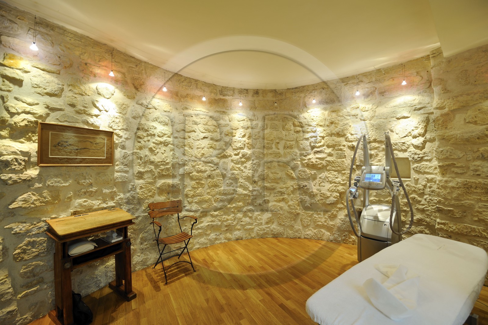 France, Paris (75), l’enceinte de Philippe Auguste rue Dauphine, intérieur d'une des tours transformée en cabinet de kinésithérapeute