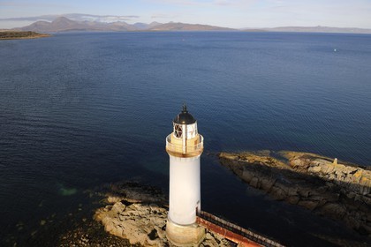 Royaume-Uni, Ecosse, région des Highlands, les Hébrides, île de Skye, phare sous le pont à Kyle of Lochalsh