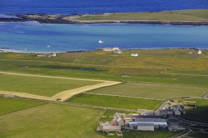 Royaume-Uni, Ecosse, Iles Orcades, ferme sur l'Ile de Papa Westray et la baie de Cruive devant la petite Ile de Holm of Papa (vue aérienne)