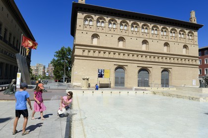 Spain, Aragon, Zaragoza, Plaza del Pilar, pond and fountain at La Lonja