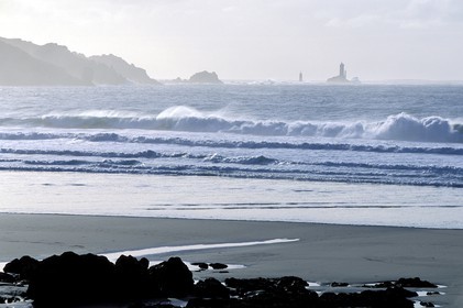 France, Finistère (29), la Pointe du Raz et le phare de la Vieille depuis la Baie des Trépassés