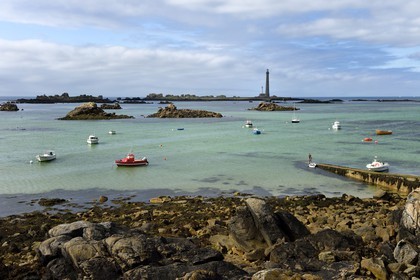 France, Finistère (29), Pays des Abers, Plouguerneau, Ile Vierge dans l'archipel de Lilia vu depuis la Pointe du Kastell Ac'h, le phare de l'ile Vierge le plus haut phare d'Europe d'une hauteur de 82,5 mètres