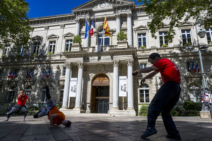 France, Vaucluse (84), Avignon, place de l'Horloge, spectacle Barulhos création de la Compagnie Malka en teasing spectacle de rue devant l'hôtel de Ville pendant le festival