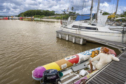 France, Guyane, Kourou, le ponton de la gare maritime des Balourous sur le fleuve Kourou, le Canopée à quai au port de Pariacabo en arrière plan