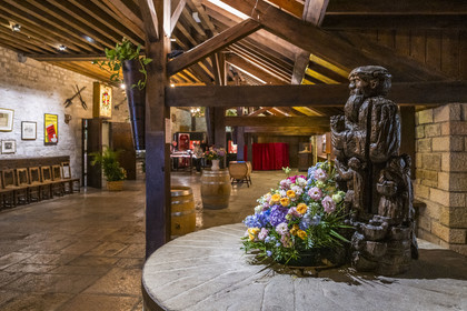 France, Côte-d'Or (21), Paysage culturel des climats de Bourgogne classés Patrimoine Mondial de l'UNESCO, Route des Grands Crus, vignoble de la Côte de Nuits, Vougeot, le Chateau du Clos de Vougeot, le Grand Cellier et siège de la Confrérie des Chevaliers du Tastevin