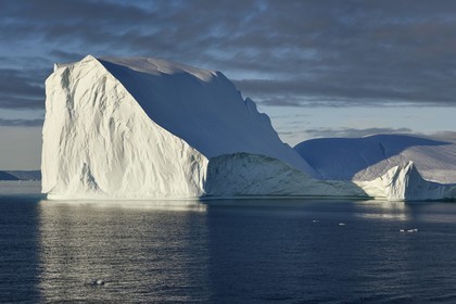 Groenland, cote ouest, baie de Disko, Ilulissat, icebergs géants dans le fjord glacé classé Patrimoine Mondial de l'UNESCO