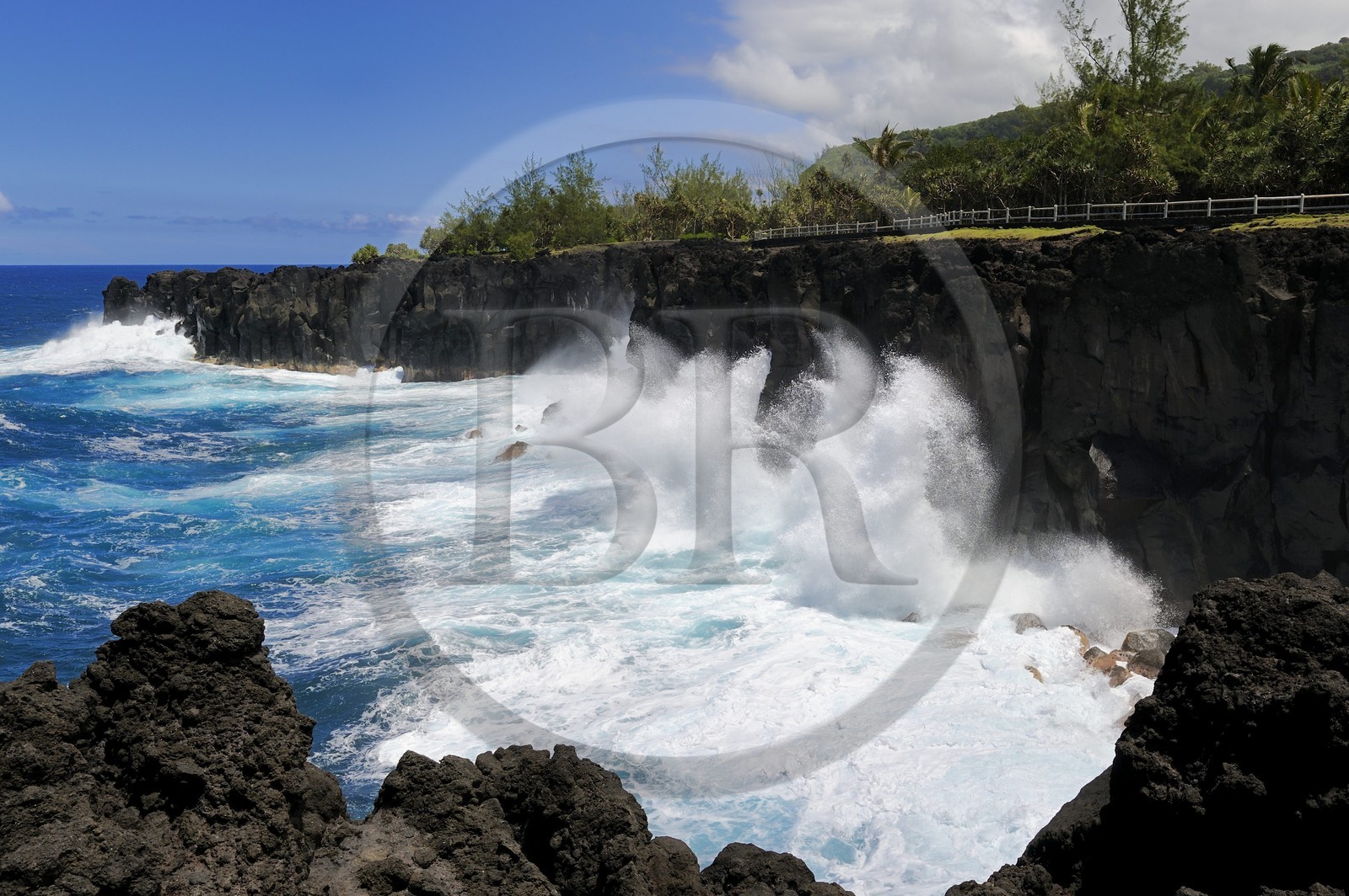 France, Ile de la Reunion, côte sud, Saint-Philippe, le Cap Méchant est situé le long d'une côte déchiquetée de roche volcanique frappée par la houle et typique de la région appelée Sud sauvage