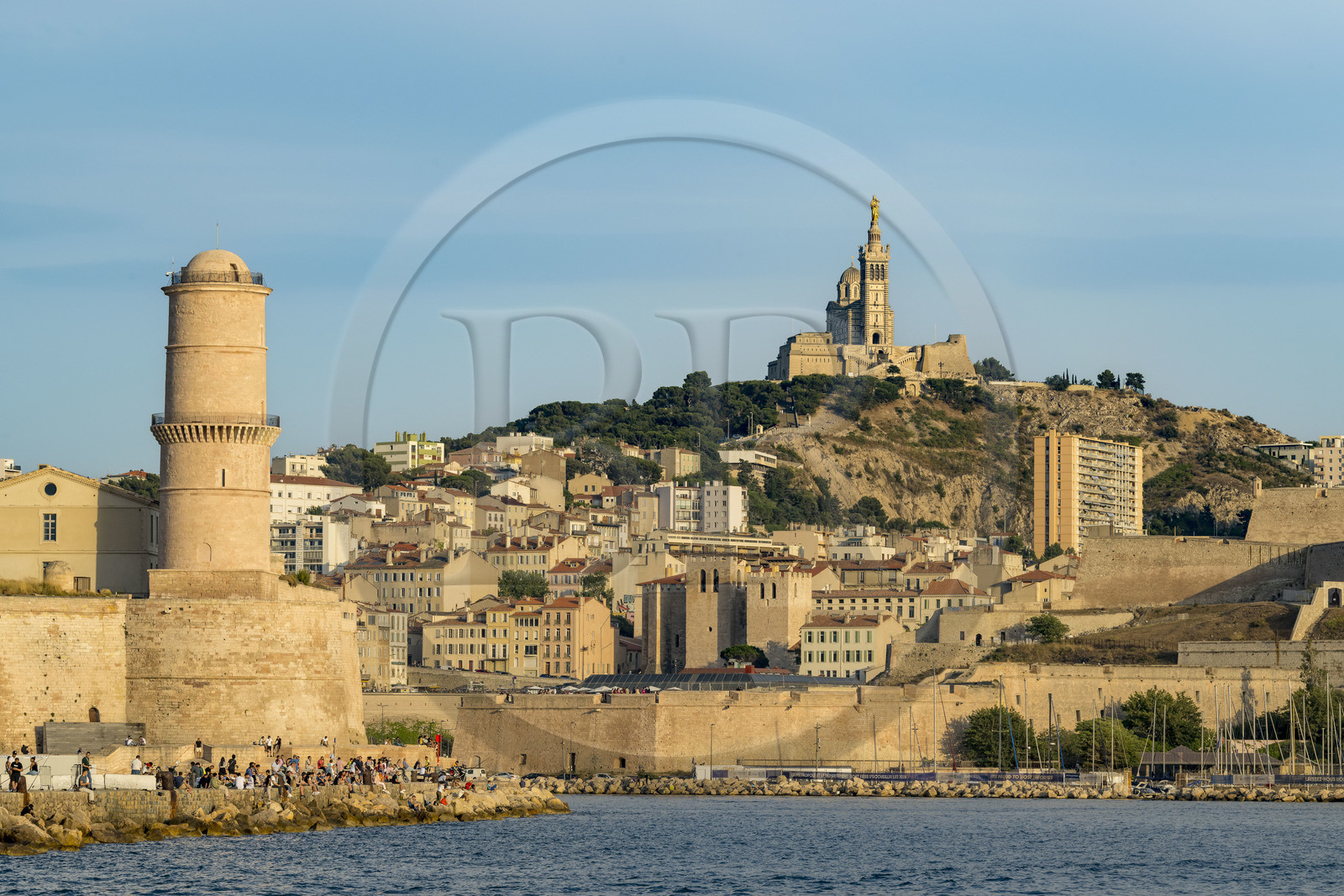 France, Bouches-du-Rhône (13), Marseille, le Fort Saint-Jean à gauche, l’abbaye Saint-Victor au centre et la Citadelle de Marseille (Fort Saint-Nicolas) à droite, la basilique Notre Dame de la Garde en arrière plan