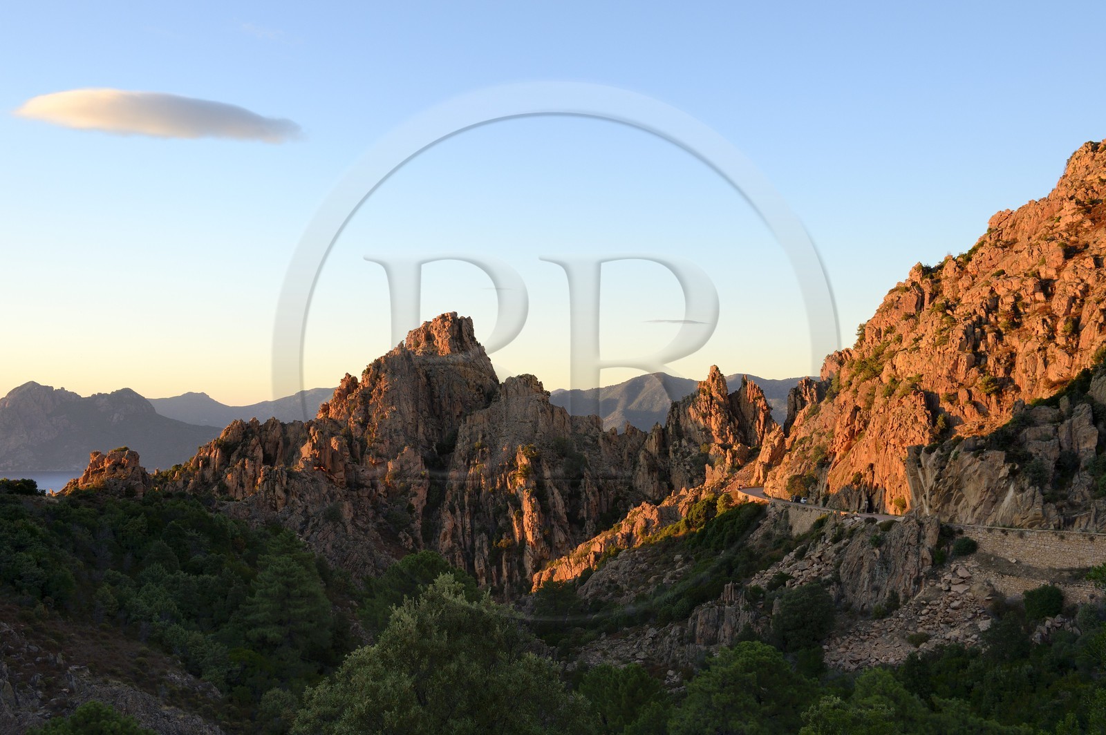 France, Corse-du-Sud (2A), Golfe de Porto, classé Patrimoine Mondial de l'UNESCO, calanches de Piana aux rochers de granit rose et la route D81 entre Porto et Cargèse France, Corse-du-Sud (2A), Golfe de Porto, classé Patrimoine Mondial de l'UNESCO, calanches de Piana aux rochers de granit rose et la route D81 entre Porto et Cargèse