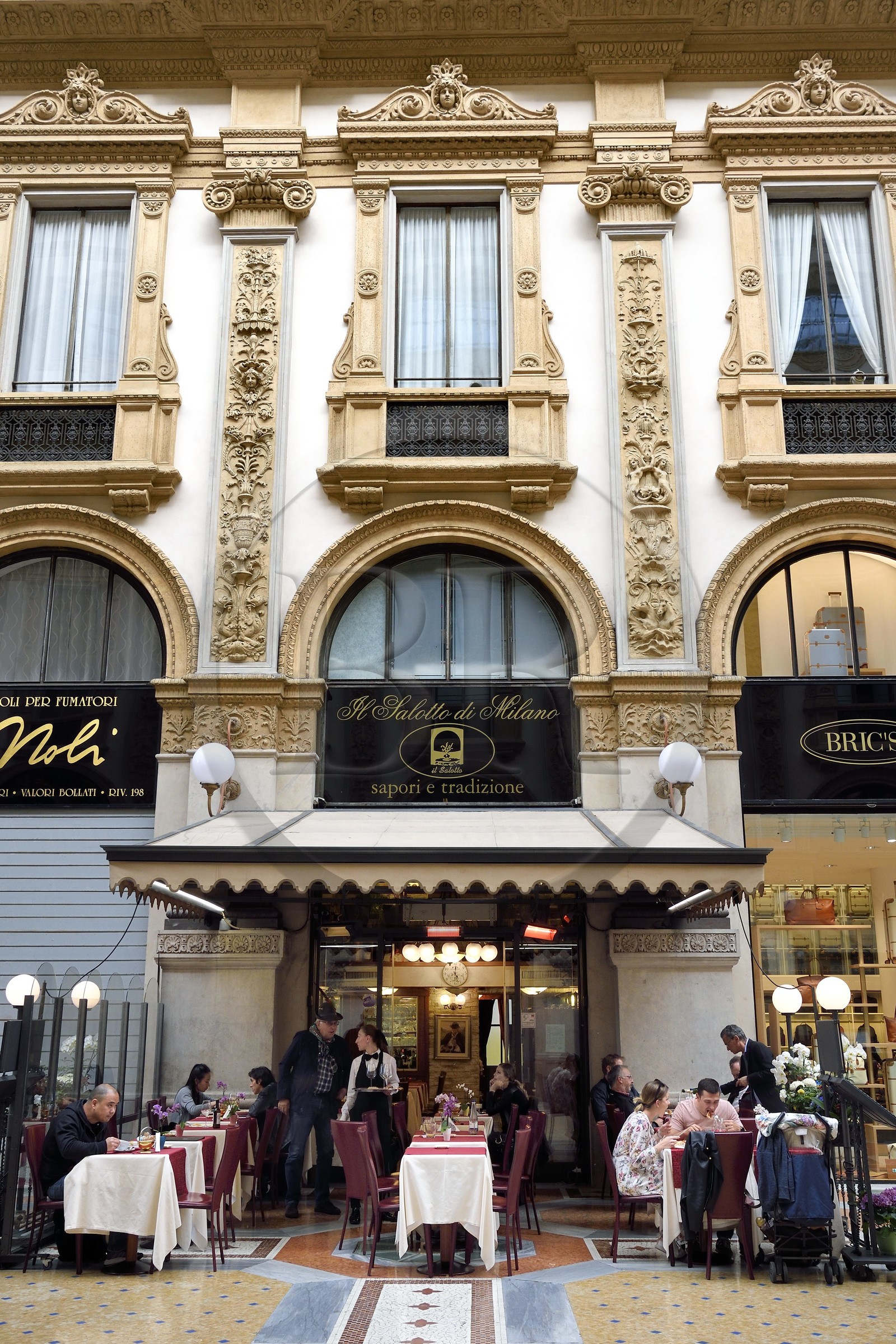 Italie, Lombardie, Milan, Piazza del Duomo, Galleria Vittorio Emanuele II, restaurant Al Salotto di Milano
