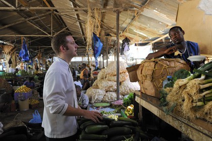 Tanzanie, Dar es-Salaam, Benoit Letellier le chef français de l'hôtel Mövenpick fait son marché à Kisutu