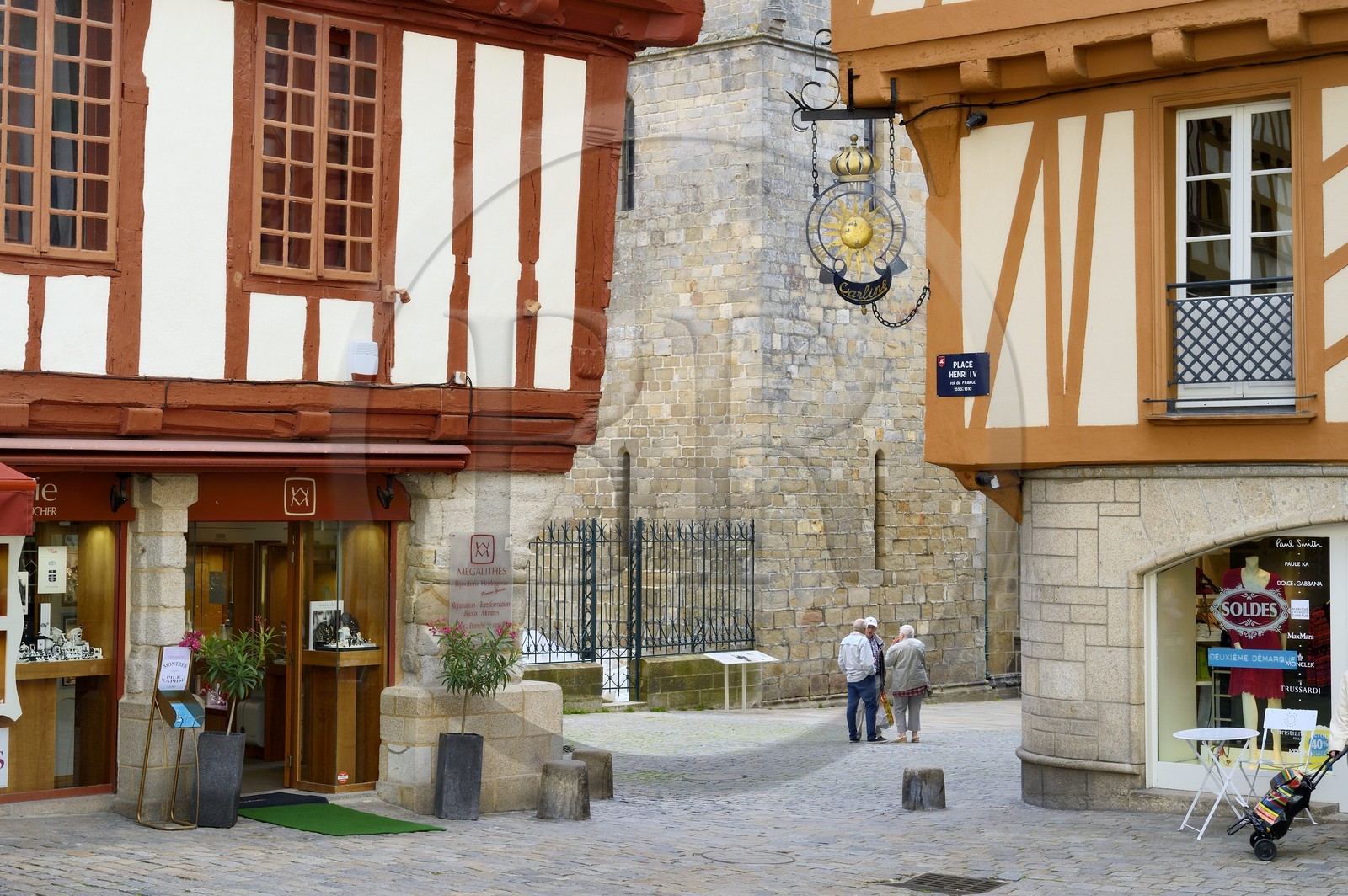 France, Morbihan (56), Golfe du Morbihan, Vannes, maisons à pans de bois place Henri IV et la cathédrale Saint-Pierre en arrière plan