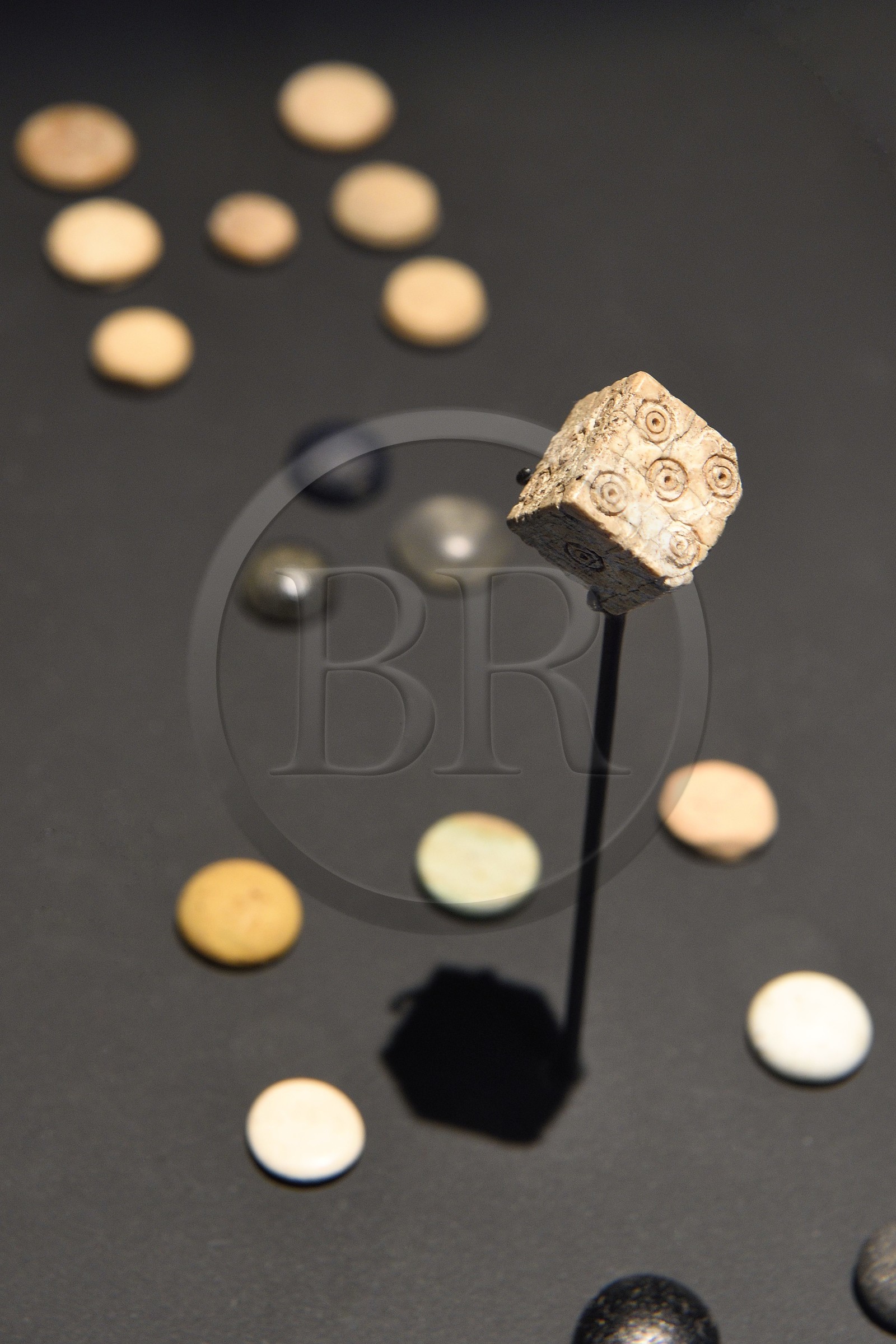 France, Puy-de-Dôme (63), plateau de Gergovie, site historique de la bataille entre les Arvernes et les légions de César en 52 avant Jésus-Christ, Musée Archéologique, Dé en os et pions de jeu en verre au alentours de 30av. J.-C.