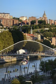 Espagne, Biscaye, Pays Basque espagnol, Bilbao, la passerelle Zubizuri (pont blanc) ou Campo Volantin, de l' architecte Santiago Calatrava, sur le Nervion