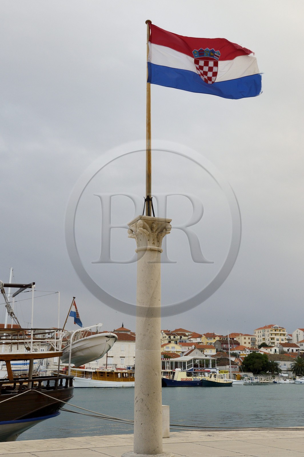 Croatie, Dalmatie, côte dalmate, Trogir, centre historique classé Patrimoine Mondial de l'UNESCO, drapeau croate