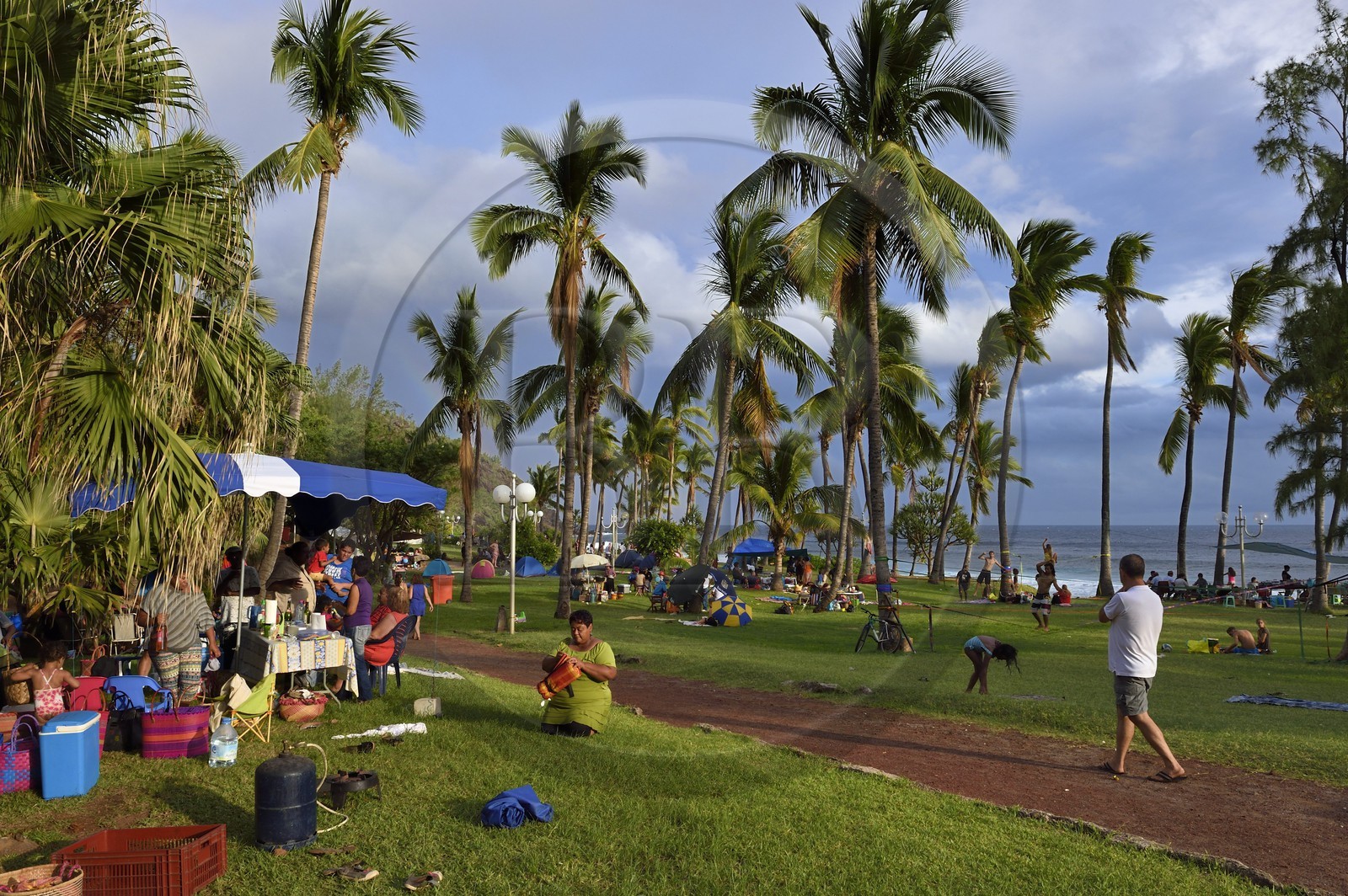 France, Ile de la Reunion, Cote Sud, plage de Grande Anse, la plage est très prisée le week end par les familles créoles pour les loisirs et le picnic