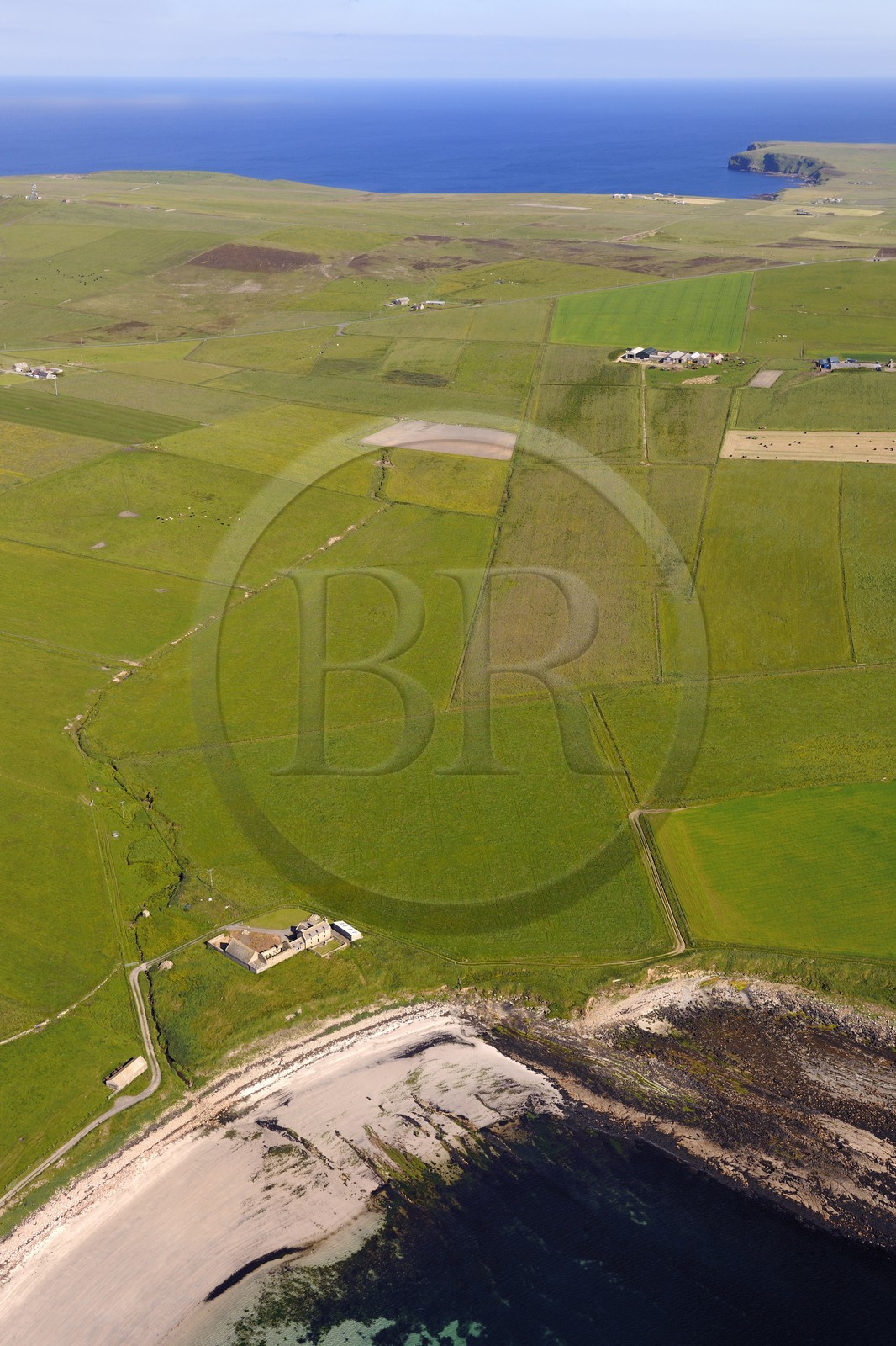 Royaume-Uni, Ecosse, Iles Orcades, Ile de South Ronaldsay d'Ouest en Est, ferme en bordure de mer (vue aérienne)