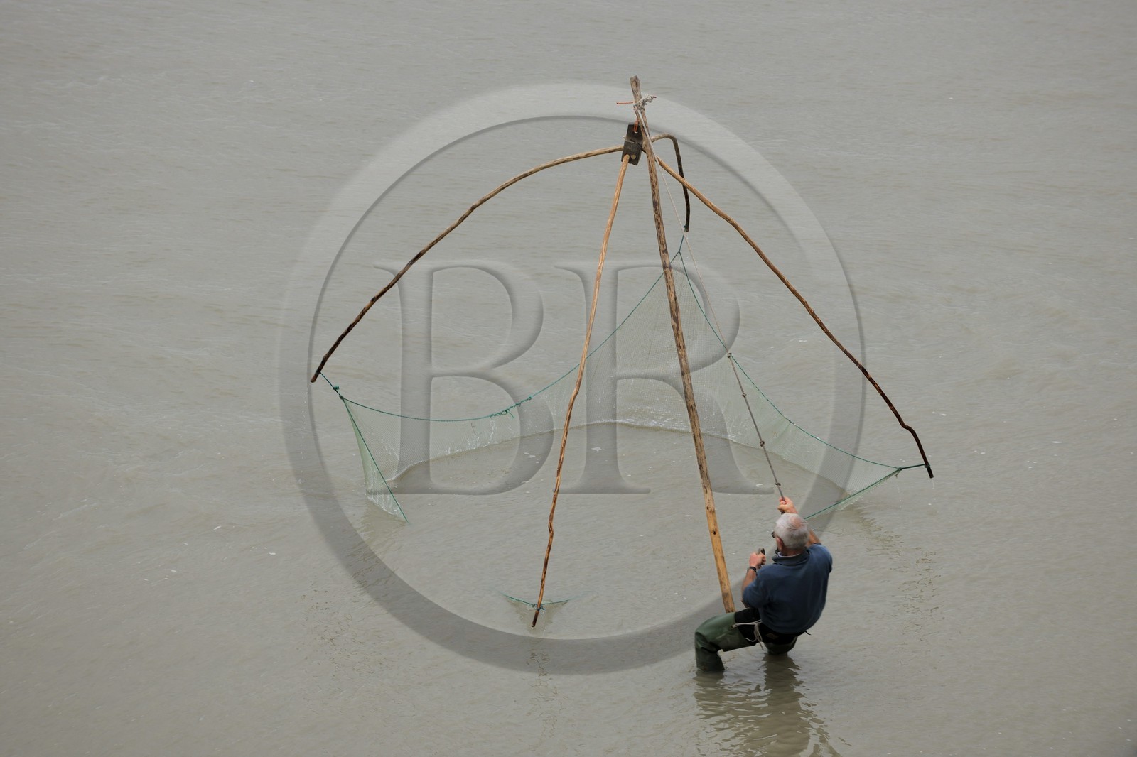 France, Manche (50), Baie du Mont-Saint-Michel, pêcheur au carrelet