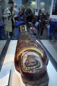 Royaume-Uni, Londres, quartier de Bloomsbury, le British Museum, Egypte ancienne, momie d'Artemidorus dans un coffrage en stuc peint, de Hawara, époque romaine 100-120 après JC