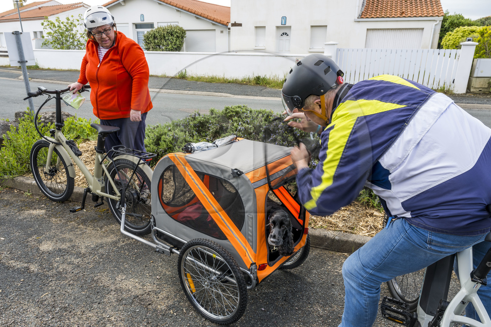 France, Vendée (85), La Tranche-sur-Mer, couple de cyclistes en goguette avec leur chien dans une remorque