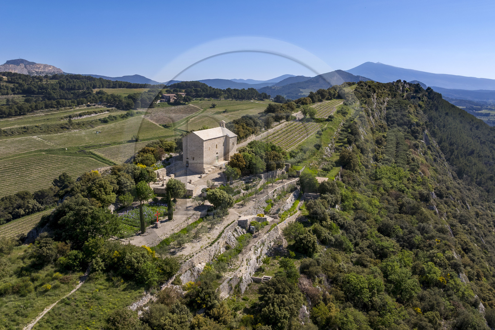 France, Vaucluse (84), Dentelles de Montmirail, Beaumes-de-Venise, la chapelle Saint-Hilaire dont l'implantation date du VIe siècle sur le plateau des Courens et le Mont Ventoux en arrière plan (vue aérienne)