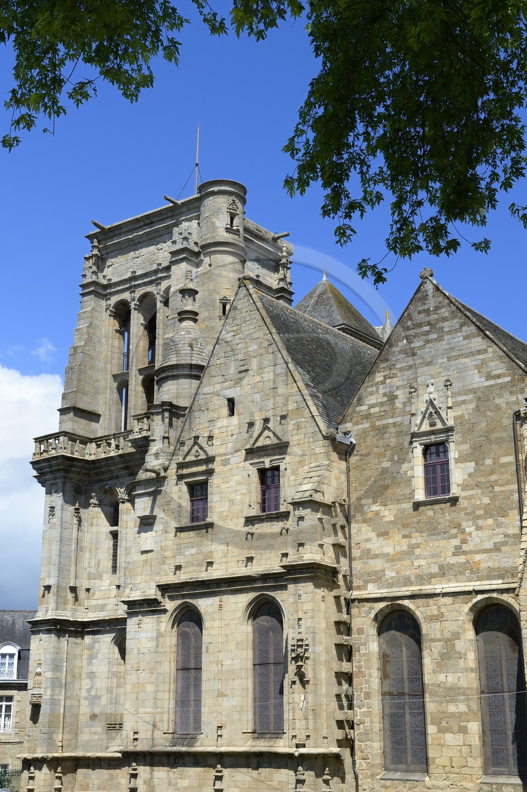 France, Côtes-d'Armor (22), Guingamp, facade méridionale de la basilique Notre-Dame de Bon-Secours